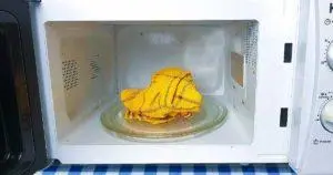 Como você limpa panos de cozinha no micro-ondas?