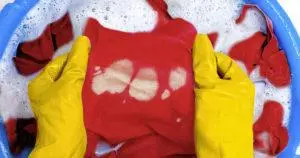 Como você remove uma mancha de alvejante? Nossas 6 dicas