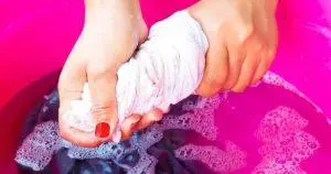 Como você se livra do cheiro de suor nas roupas?