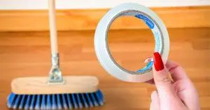 Como você usa a vassoura para limpar embaixo dos móveis?