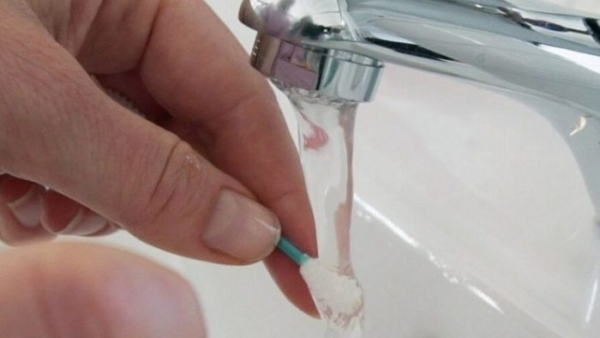 Desbloqueei a pia entupida sem gastar 1 euro, simplesmente com um cotonete