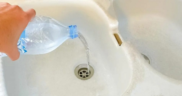 Desentupa a pia em 5 minutos com o truque da garrafa: chega de entupimentos