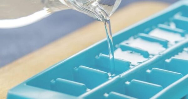 Despeje água fervente em um recipiente de gelo: por que muitos fazem isso