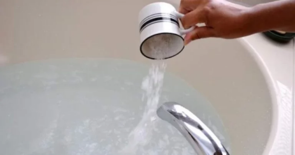 Despeje uma xícara de fermento em pó na banheira e você logo descobrirá por quê