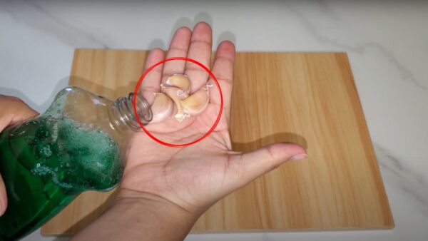 Detergente e um dente de alho, o que acontece se você os combinar: o método japonês