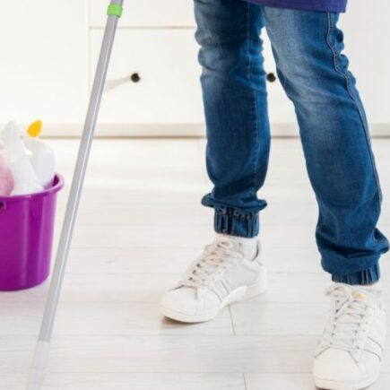 Dica com amaciante de roupas e vinagre para fazer brilhar até o piso mais fosco