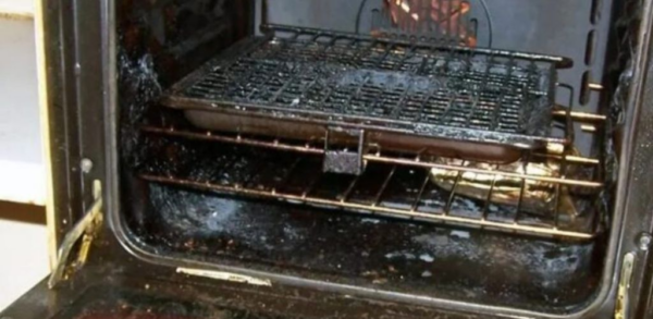 Dica de 2 minutos para limpar um forno preto e gorduroso