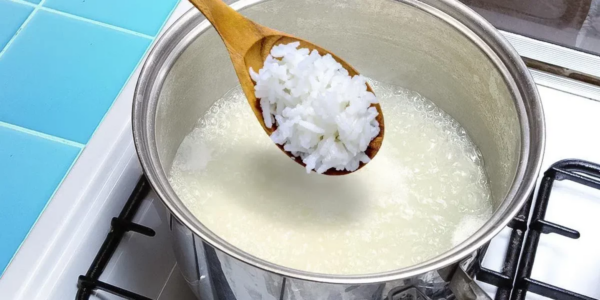 Dica dos chefs asiáticos para evitar que o arroz grude na panela: grãos separados cozidos com perfeição
