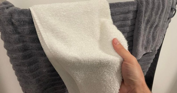 Dica eficaz para remover cheiro úmido de toalhas