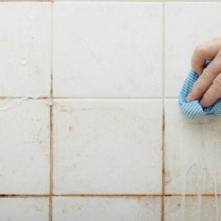 Dica para remover sabão e calcário que grudam nos azulejos do banheiro