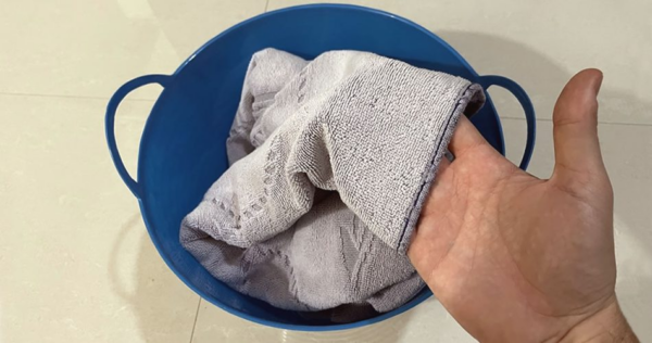 Dicas para tirar toda a areia e lavar toalhas e maiôs depois da praia