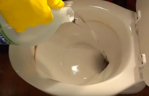 Diga adeus às manchas de água dura no seu banheiro com esta dica