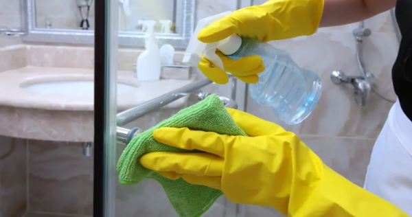 Dissolva duas colheres de chá em água e esfregue os azulejos. Este produto de 5 centavos é um verdadeiro removedor de manchas.