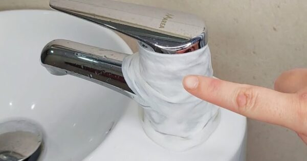Enrolar lenço na torneira do banheiro: o que acontece logo depois