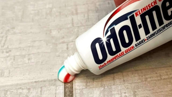 Espalhe entre as juntas pretas dos ladrilhos, você nunca teve um piso assim