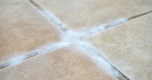 Espalhe um pouco de bicarbonato de sódio entre os azulejos da sua casa: o motivo é incrível