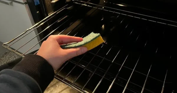 Grelhas de forno incrustadas: com o método do pão de ló, ficam imediatamente como novas