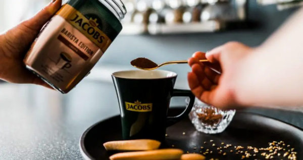 Isto é o que acontece se você aplicar café moído sob os olhos