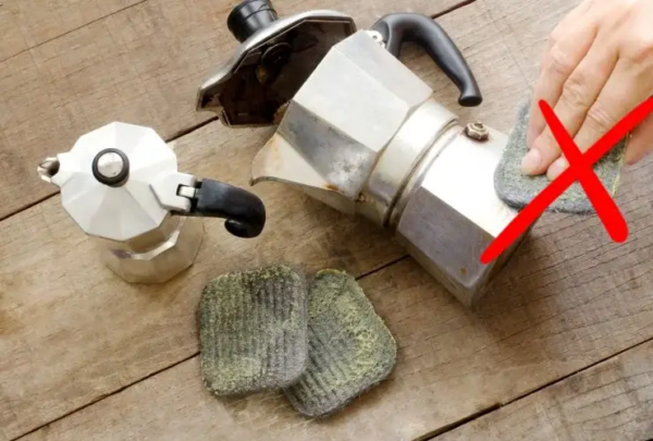 Já tentei vários, mas o melhor método para limpar o mocha é o da minha avó!