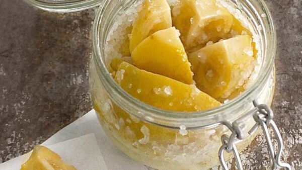 Limões, por que você deve mergulhá-los no sal: o antigo truque das avós