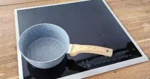 Limpar uma placa de indução: as nossas 6 dicas