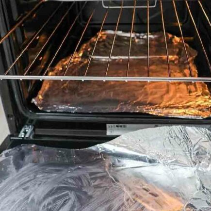 Limpe o seu forno em 5 minutos – chega de gordura e sujeira com o método do papel alumínio!