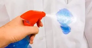 Manchas de tinta na roupa: como removê-las?