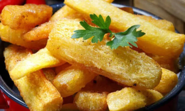 Mandioca assada até mais crocante do que frita