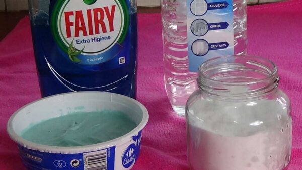 Melhor que alvejante: tire o calcário do banheiro e toda a gordura da cozinha