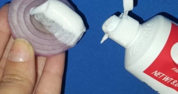 Misturando cebola com pasta de dente, esse remédio resolve um problema comum