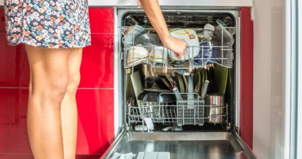 Máquina de lavar louça: O lugar mais sujo e cheio de bactérias da sua casa é dentro. Limpe assim!