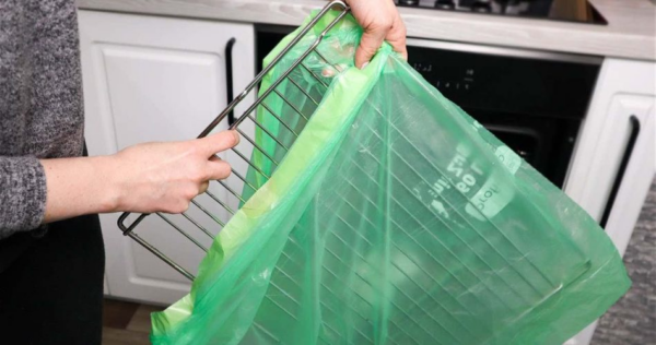 Não há necessidade de esfregar, basta colocar a churrasqueira em um saco e ela ficará como nova novamente