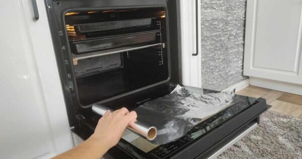 Não se desespere, truque da vovó para limpar a sujeira do forno em 3 minutos