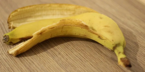 Nunca jogue fora a casca de banana: aqui está o que você pode limpar com ela a custo zero e você nunca esperaria isso!
