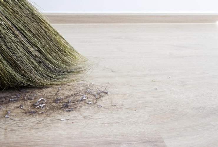 Cabelo e poeira no chão