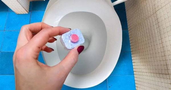 O banheiro permanece limpo graças a um truque simples: chega de sujeira, manchas e bactérias