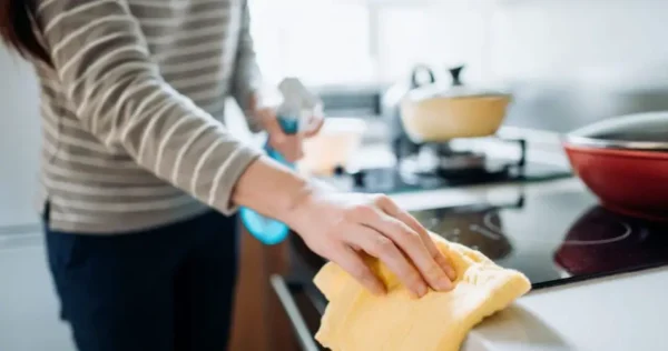 O conselho da faxineira para fazer toda a cozinha brilhar em apenas alguns segundos