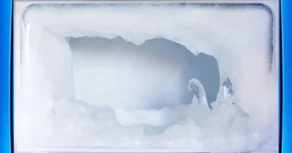 O freezer está coberto de gelo? O truque simples para descongelar em 5 minutos