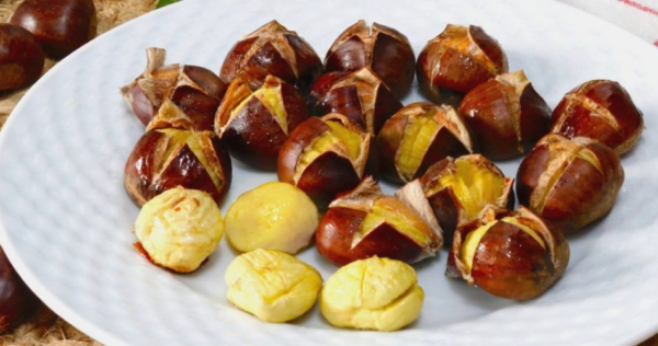 O método da água fervida para castanhas mais macias e que descascam facilmente