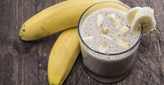 O smoothie de gengibre e banana que ajuda a queimar gordura abdominal