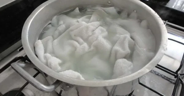 O truque de uma avó para limpar e branquear toalhas sem esforço