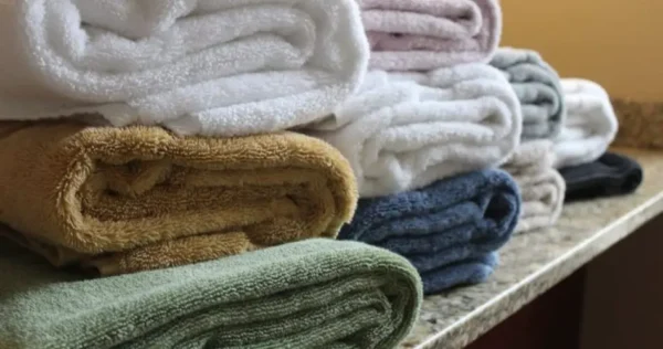 O truque do hotel de luxo para ter sempre toalhas macias e esponjosas