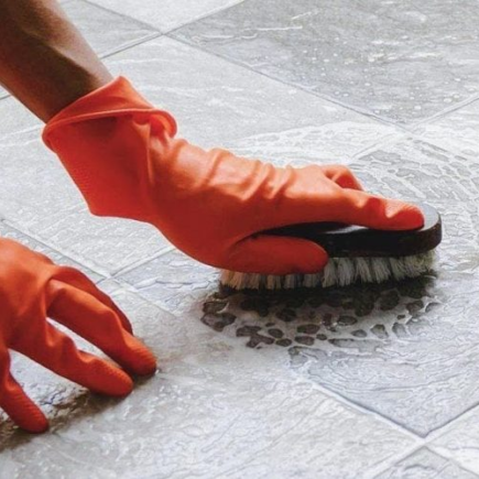 O truque para limpar a argamassa preta dos azulejos