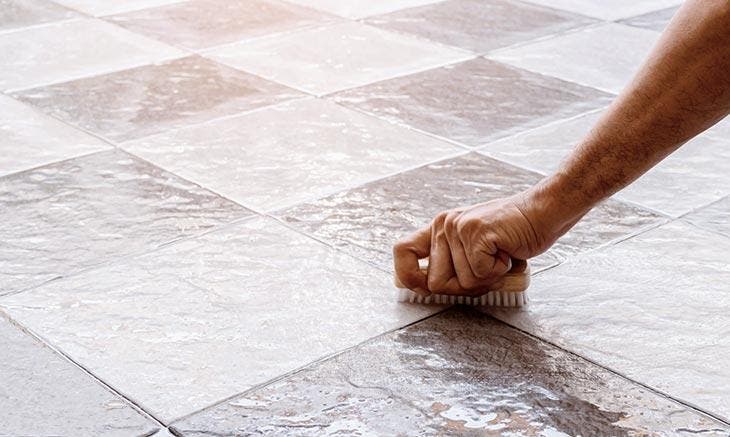 Limpeza de juntas de azulejos