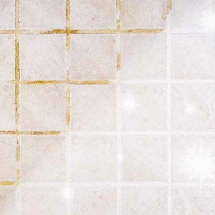 O truque simples e genial de uma mãe para limpar azulejos de banheiro