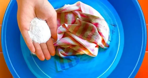 Panos de prato sujos? Um punhado deste produto e eles ficarão como novos