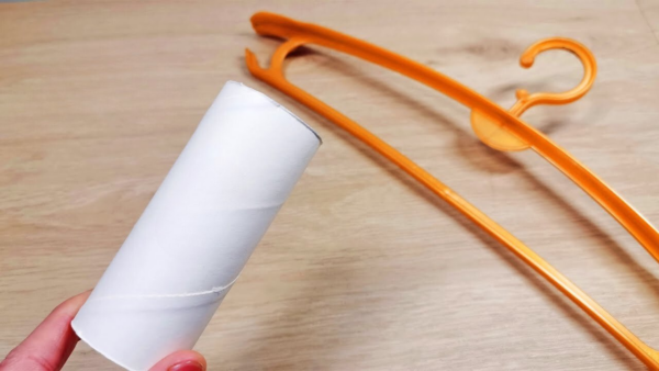 Pegue 1 cabide e um rolo de papel higiênico velho, o que você cria é inesperado