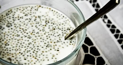 Perca peso com sementes de chia e leite de amêndoa