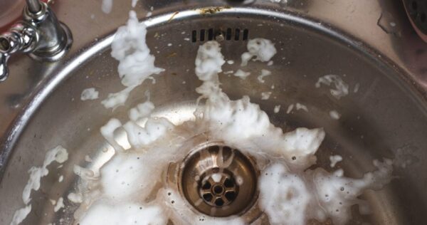 Pia manchada de limão? Faça isso e ele brilhará como nunca antes!