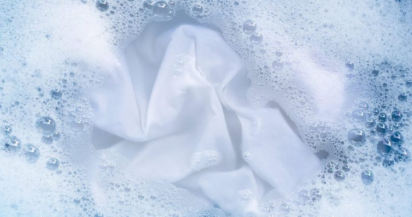 Poderoso detergente DIY para lavar roupas brancas e deixá-las com aparência de novas